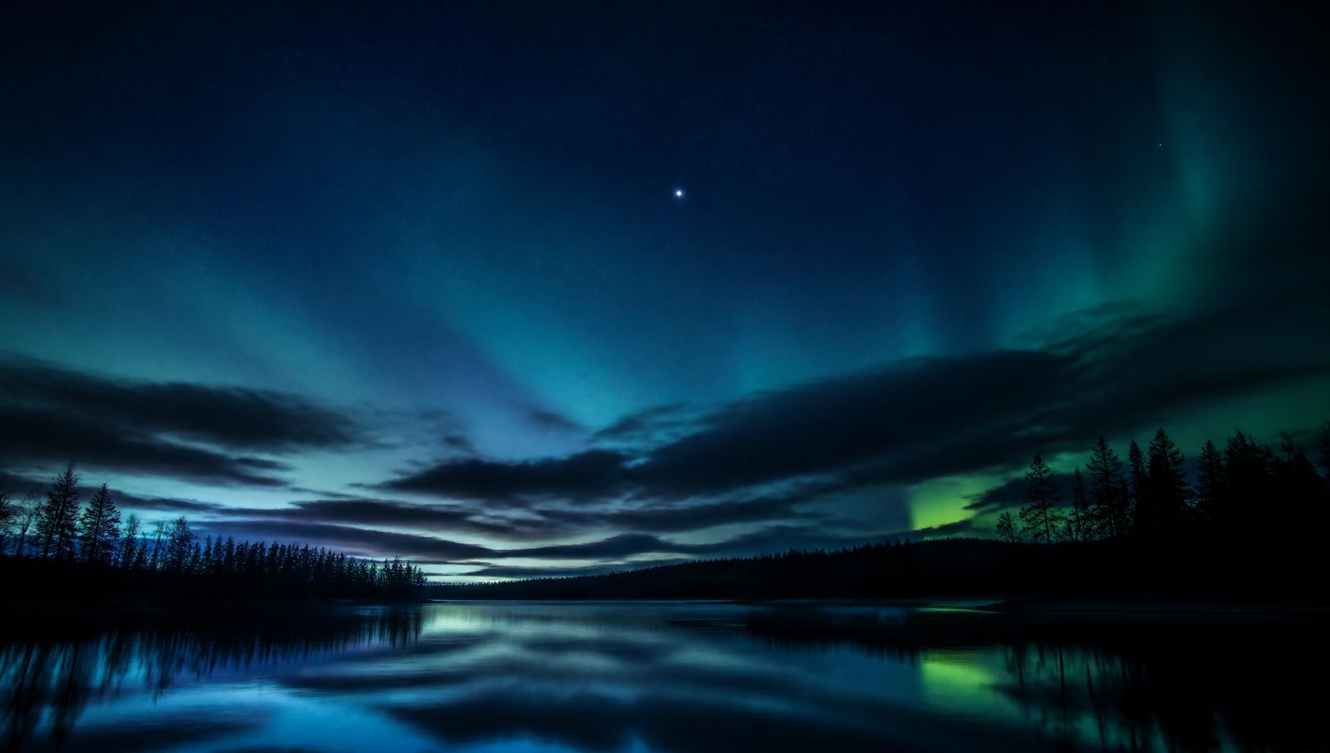 Stjärnhimmel över mörk horisont – illustration till svensk exopolitik, UFO-frågan och politisk öppenhet kring UAP (oidentifierade fenomen)